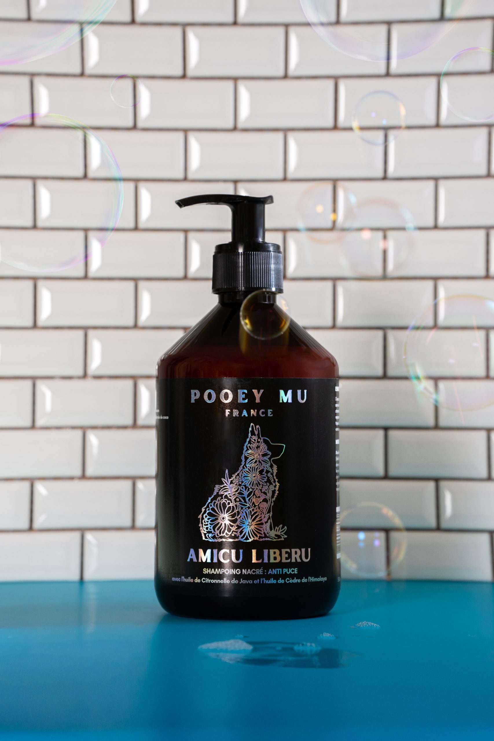 Bouteille shampoing avec fond salle de bain