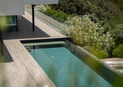 Piscine dans paysage Méditerranéen