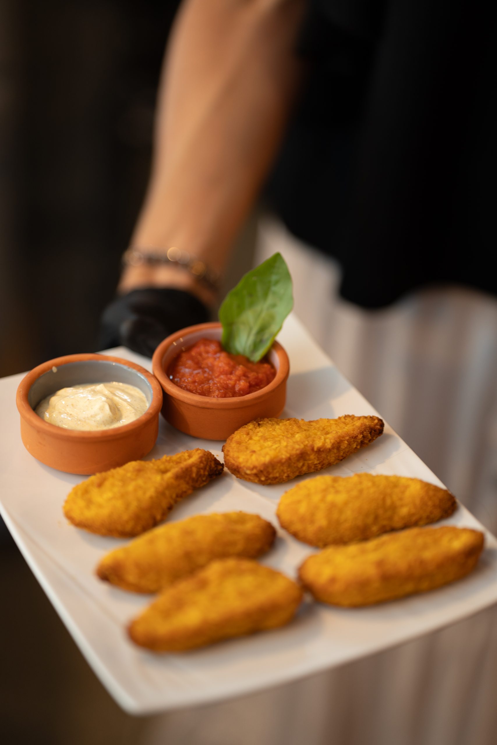 Plateau apéritif avec main