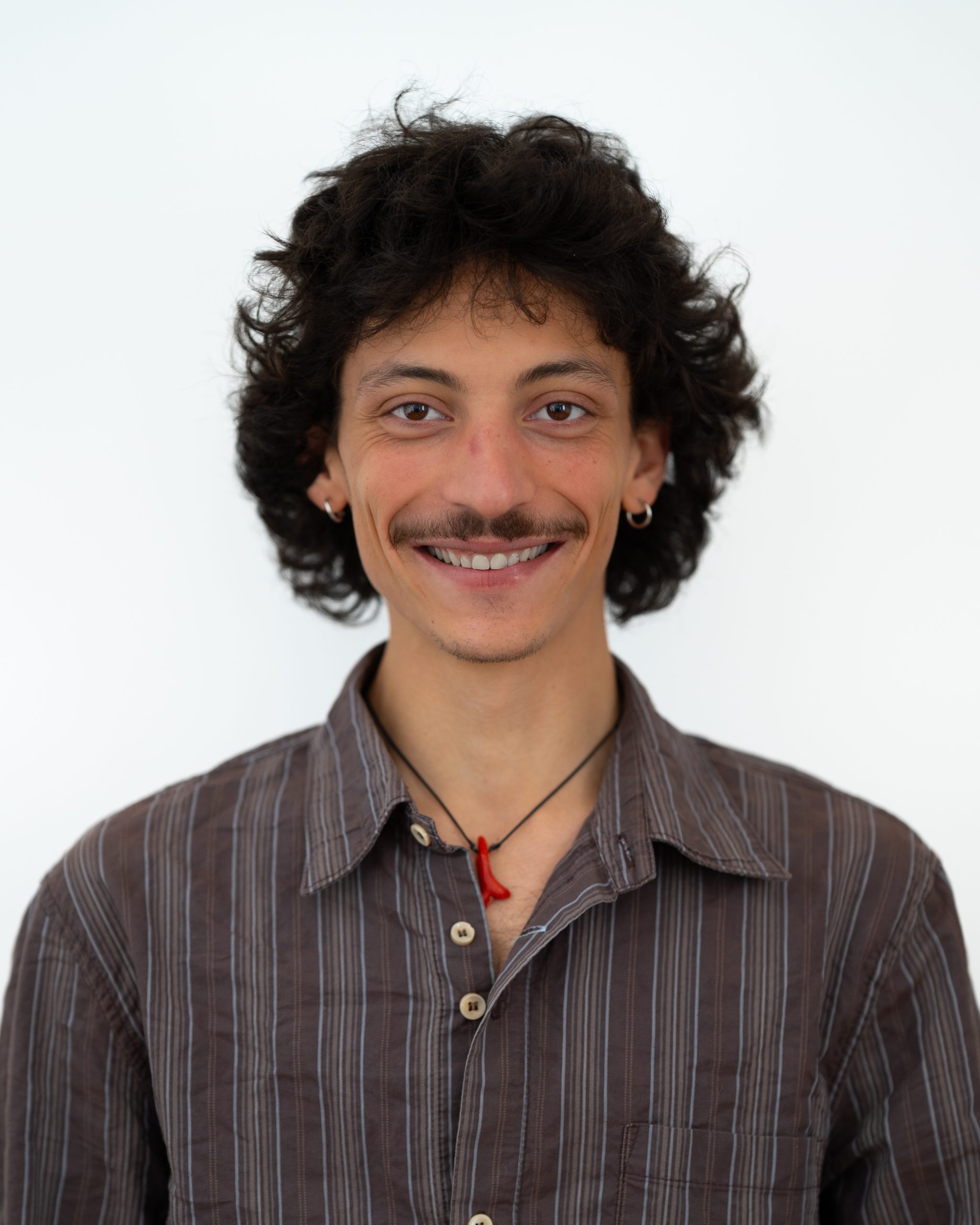 Portrait jeune homme sur fond blanc