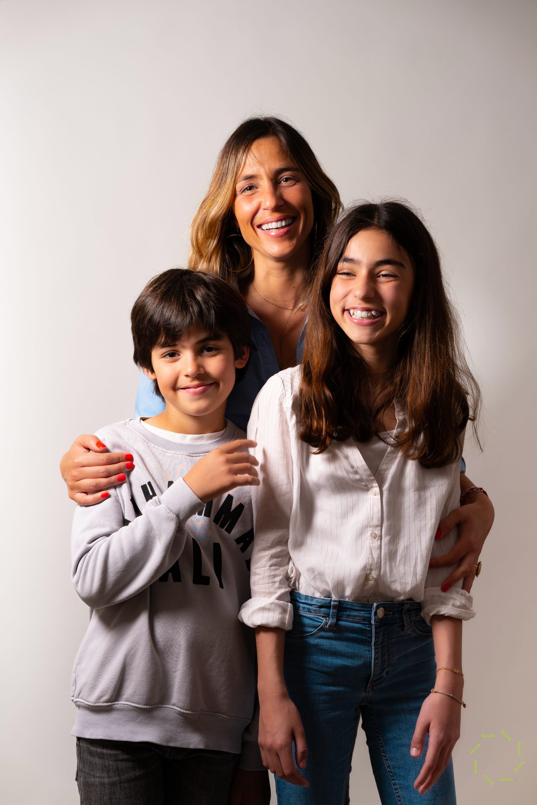 Shooting famille au studio fond blanc uni