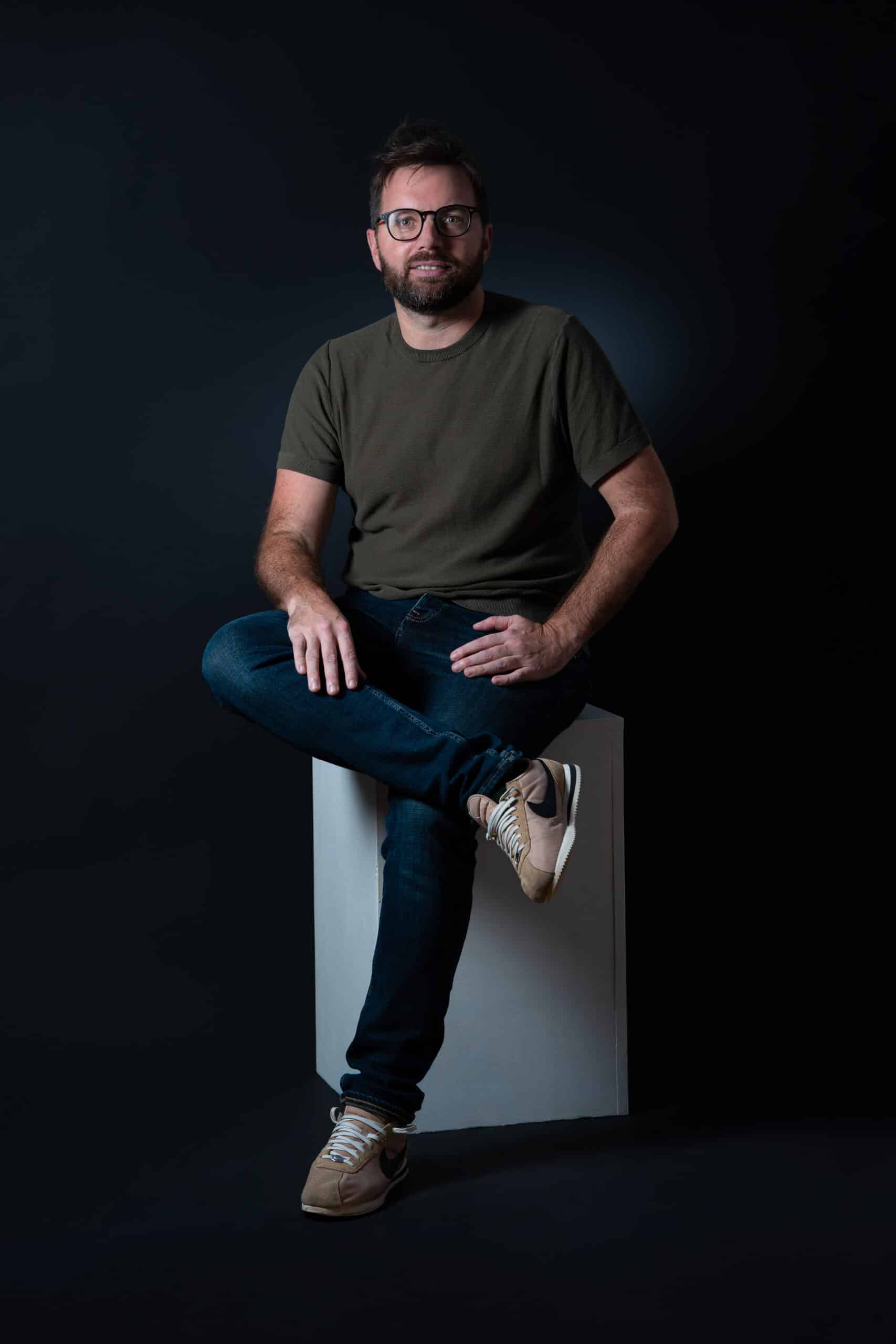 Portrait homme sur fond noir studio