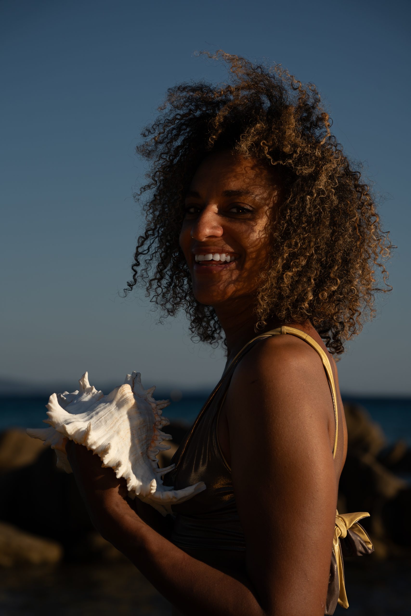 Shooting femme plage coquillage