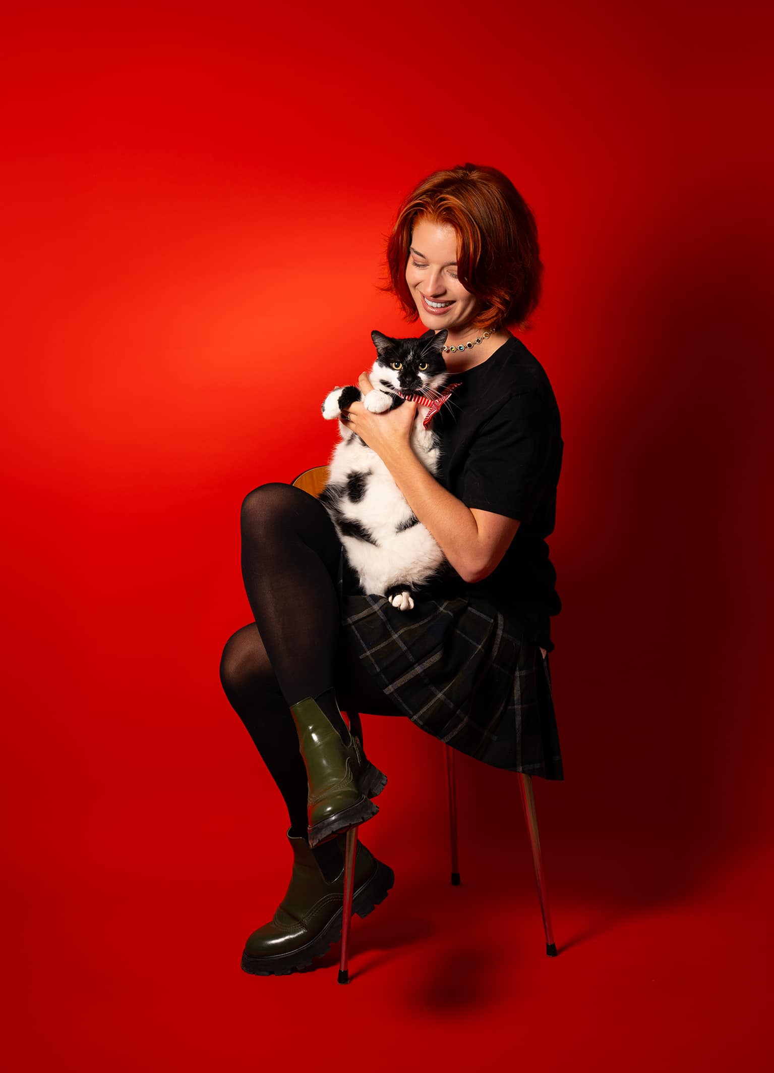 Portrait femme et chat fond rouge